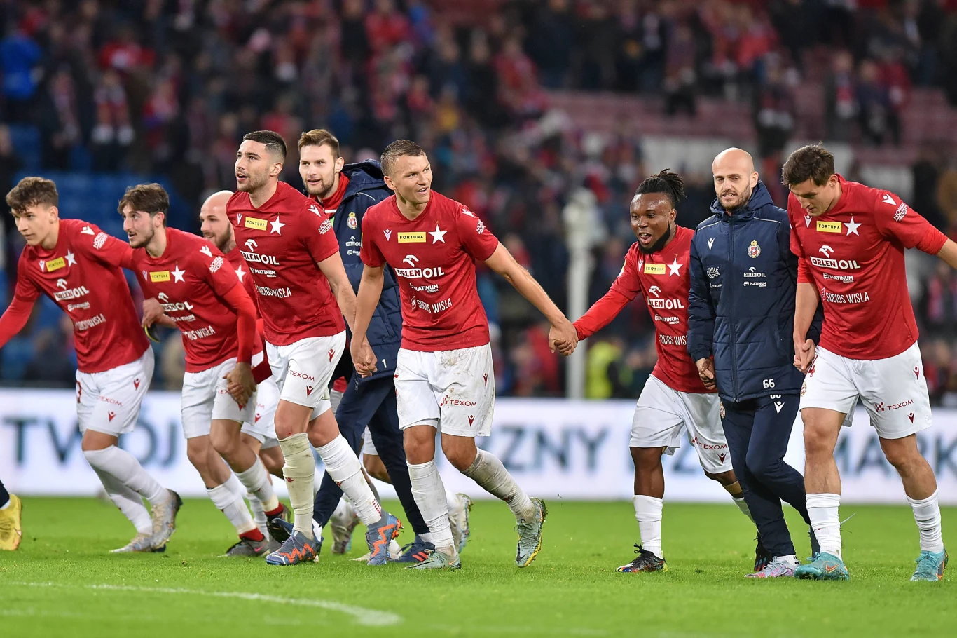 Radość piłkarzy Wisły Kraków po ostatniej wygranej nad Chrobrym Głogów Radość piłkarzy Wisły Kraków po ostatniej wygranej nad Chrobrym Głogów