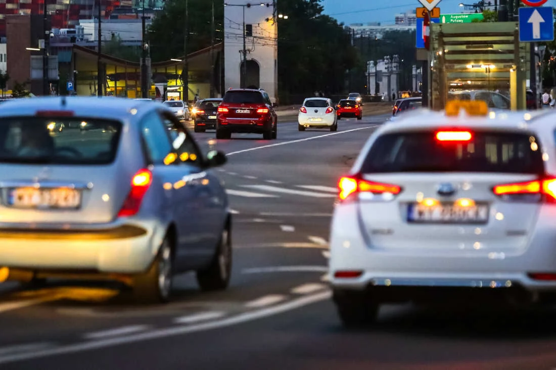 Zwężenie pasa za skrzyżowaniem - kto tu ma pierwszeństwo? Zwężenie pasa za skrzyżowaniem - kto tu ma pierwszeństwo?