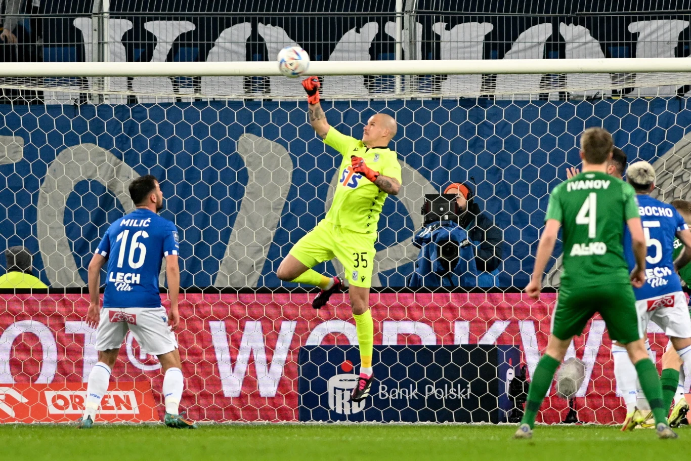 Filip Bednarek zatrzymał graczy Warty Poznań Filip Bednarek zatrzymał graczy Warty Poznań