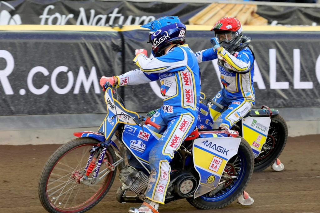 Emil Sajfutdinow w kasku niebieskim