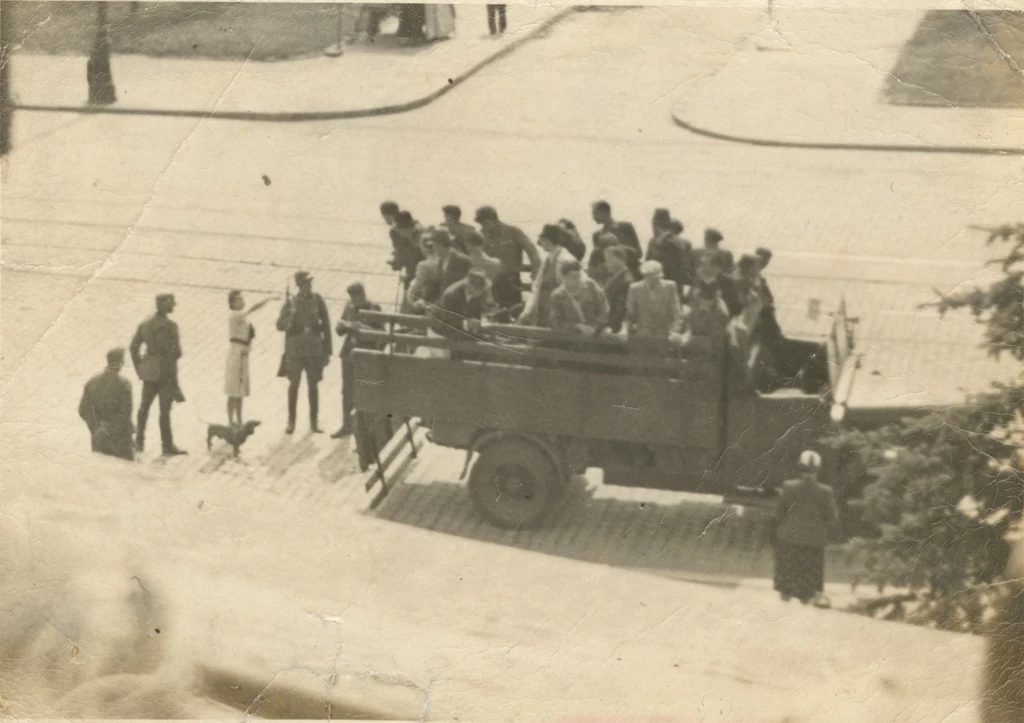 Niemcy prowadzili łapanki zarówno w dużych miastach, jak i małych wsiach. Warszawa 1941 r.