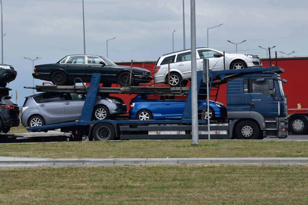 Kupiłeś sprowadzony samochód? Sprawdź, czy tablice rejestracyjne są oryginalne, a auto jest zarejestrowane. W przeciwnym razie - tylko laweta Kupiłeś sprowadzony samochód? Sprawdź, czy tablice rejestracyjne są oryginalne, a auto jest zarejestrowane. W przeciwnym razie - tylko laweta