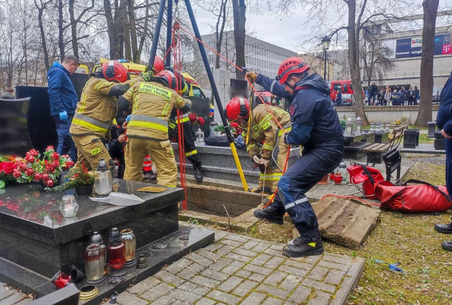 Mężczyznę uratowali strażacy Mężczyznę uratowali strażacy