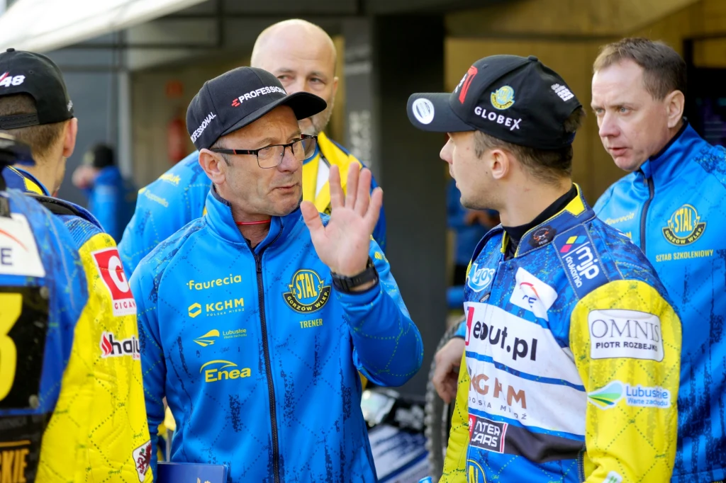 Trener Piotr Świst doradza Wiktorowi Jasińskiemu Trener Piotr Świst doradza Wiktorowi Jasińskiemu