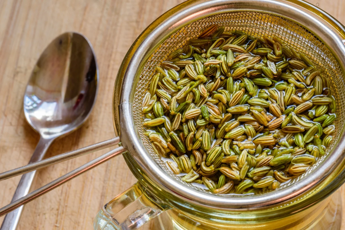 Po przejedzeniu zrób napar z kminku lub nasion kopru włoskiego. Przyspieszą trawienie