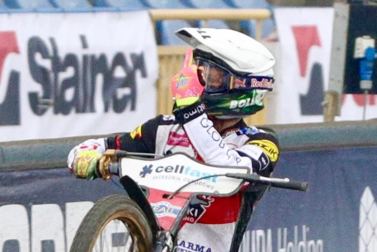 Jason Doyle pokazujący środkowego palca leszczyńskim kibicom Jason Doyle pokazujący środkowego palca leszczyńskim kibicom