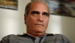 Joaquin Phoenix w scenie z filmu "Bo się boi"