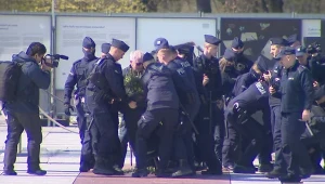 Policja interweniująca przed pomnikiem ofiar katastrofy smoleńskiej