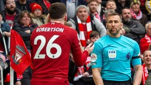 Andy Robertson i asystent arbitra - Constantine Hatzidakis