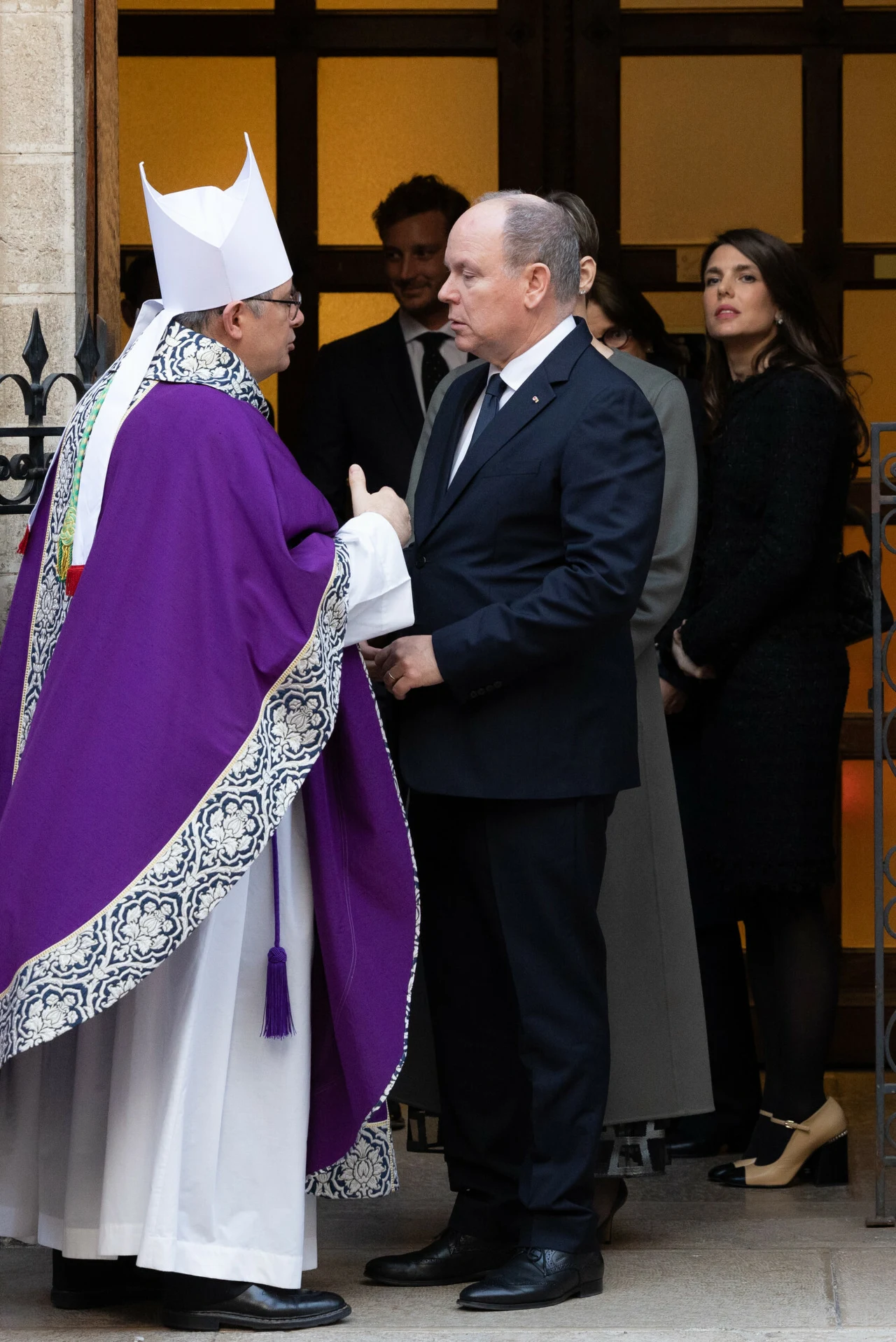 Książę Albert z biskupem. Z tyłu Księżna Charlene (księżna Monako) Książę Albert z biskupem. Z tyłu Księżna Charlene (księżna Monako)