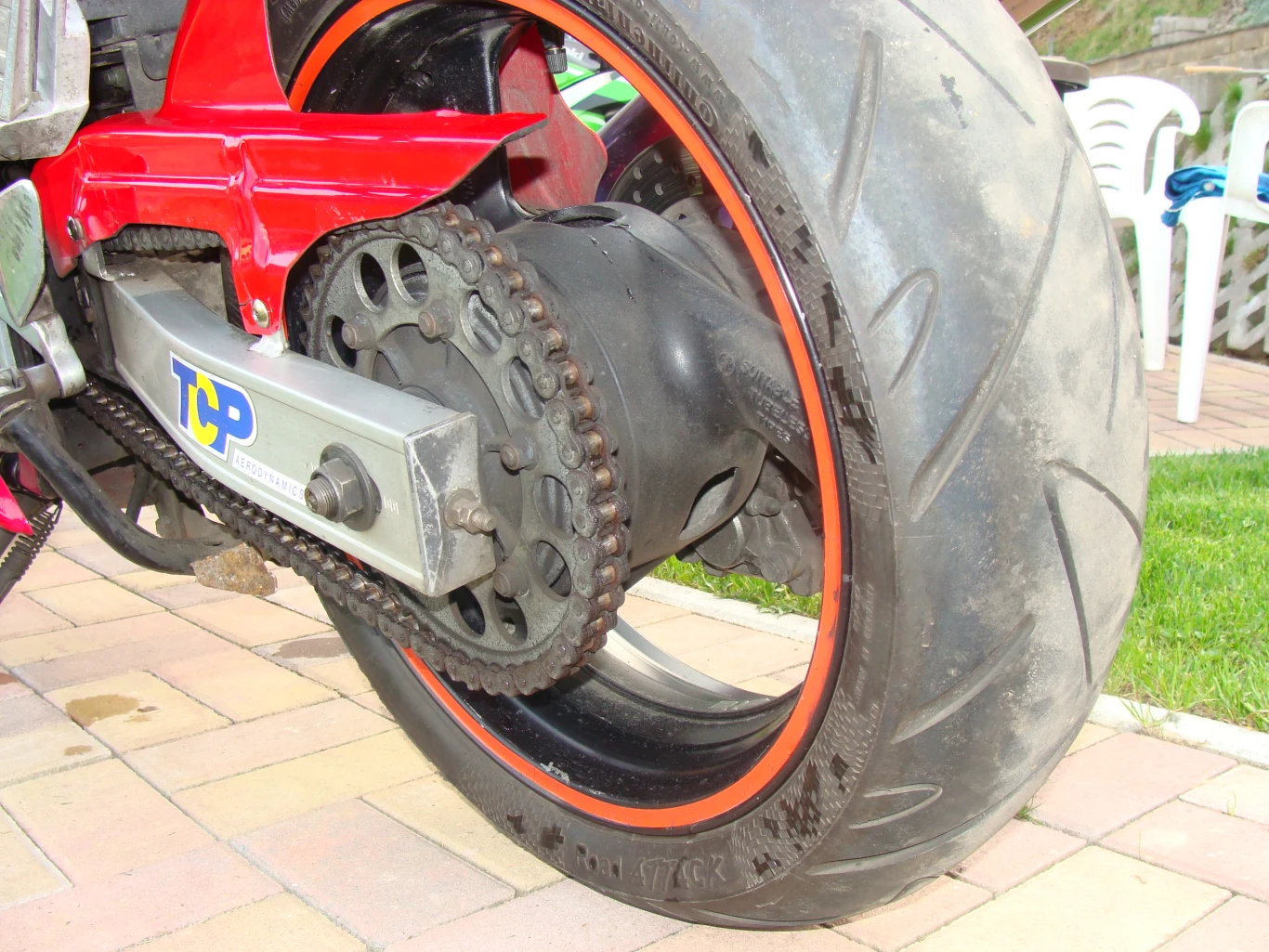 Stan zębatki i łańcucha, a także opon może wskazywać na to jak były właściciel dbał o motocykl