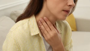 Niepokój i zmęczenie, które nie mijają. Ignorowane objawy hashimoto 