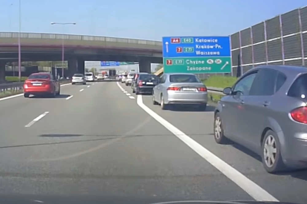 Gdy korkuje się pas do zjazdu z autostrady, kierowcy często wybierają pas awaryjny /fot. Youtube/Kamil Stryjek