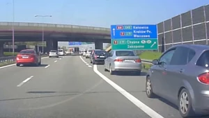 Zakorkowany zjazd z autostrady. Stanąć na prawym pasie czy awaryjnym?