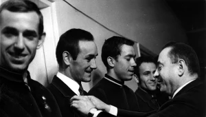 Andrzej Bławdzin otrzymuje odznaczenie od Włodzimierza Reczka,  przewodniczącego Głównego Komitetu Kultury Fizycznej i Sportu