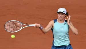 Iga Świątek uwielbia grać na kortach ziemnych. Czy w tym sezonie znów zdominuje turnieje na mączce? Rywalki chcą pokrzyżować jej plany