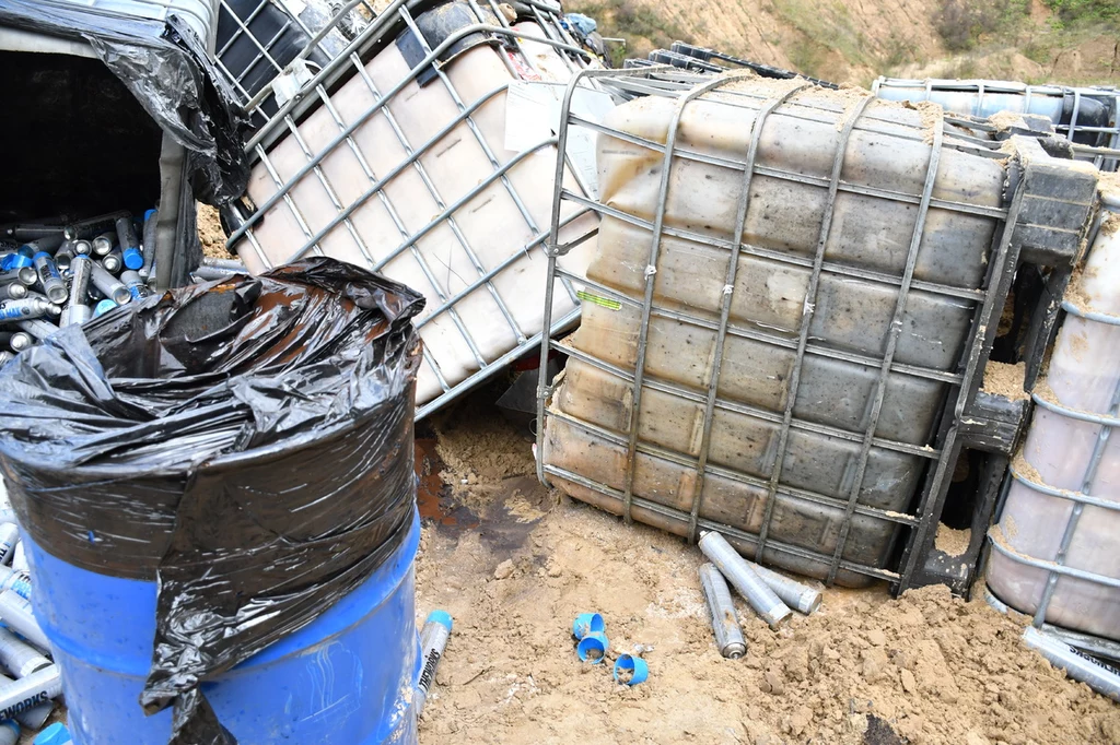 Policja ostrzega przed oszustami, którzy wynajmują powierzchnie magazynowe lub grunty, aby potem pozbywać się na nich toksycznych odpadów. "Firma znika, a śmieci zostają" - alarmują funkcjonariusze