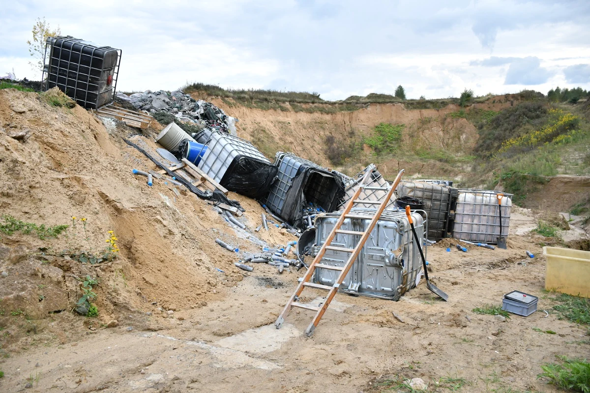 Tylko na przestrzeni kilku ostatnich miesięcy policjanci z woj. mazowieckiego dostali informacje o porzuceniu co najmniej kilkuset beczek i pojemników z niebezpiecznymi substancjami. Przestępcy szybko się ulotnili Tylko na przestrzeni kilku ostatnich miesięcy policjanci z woj. mazowieckiego dostali informacje o porzuceniu co najmniej kilkuset beczek i pojemników z niebezpiecznymi substancjami. Przestępcy szybko się ulotnili