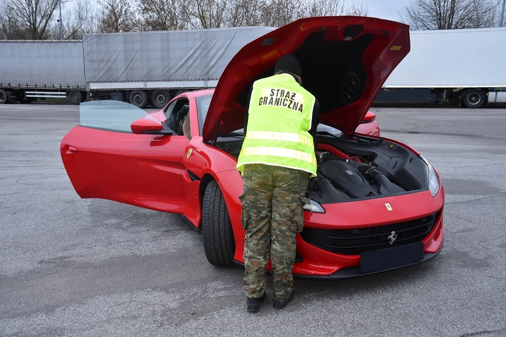 Funkcjonariusze NOSG zatrzymali kradzione Ferrari Portofino na przejściu w Kukurykach