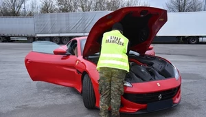 Funkcjonariusze NOSG zatrzymali kradzione Ferrari Portofino na przejściu w Kukurykach