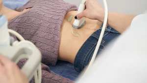 Niewiele osób wie, jak właściwie przygotować się do badania USG jamy brzusznej. Wyjaśniamy, co można, a co jest zakazane