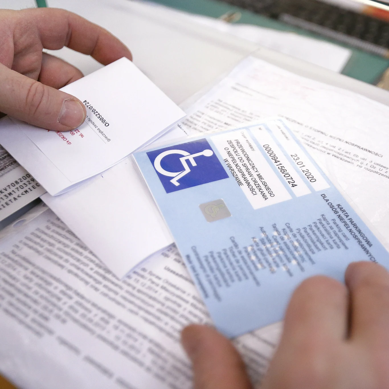 Karta parkingowa upoważnia do parkowania na kopercie, a także do ignorowania niektórych znaków. Karta parkingowa upoważnia do parkowania na kopercie, a także do ignorowania niektórych znaków.