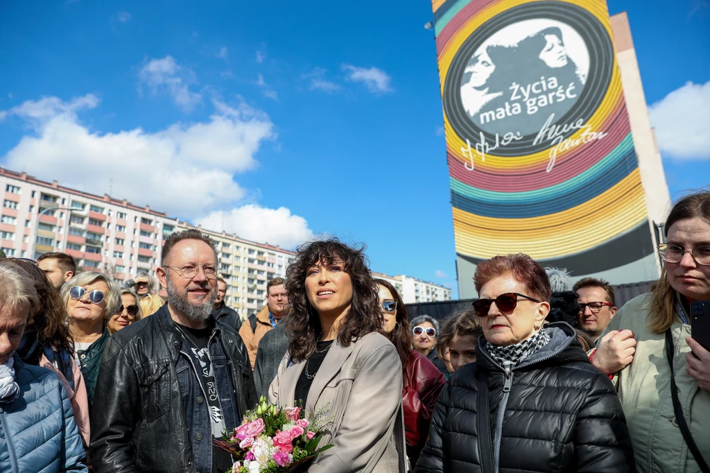 Natalia Kukulska z mężem Michałem Dąbrówką na odsłonięciu muralu z wizerunkami Anny Jantar i Jarosława Kukulskiego