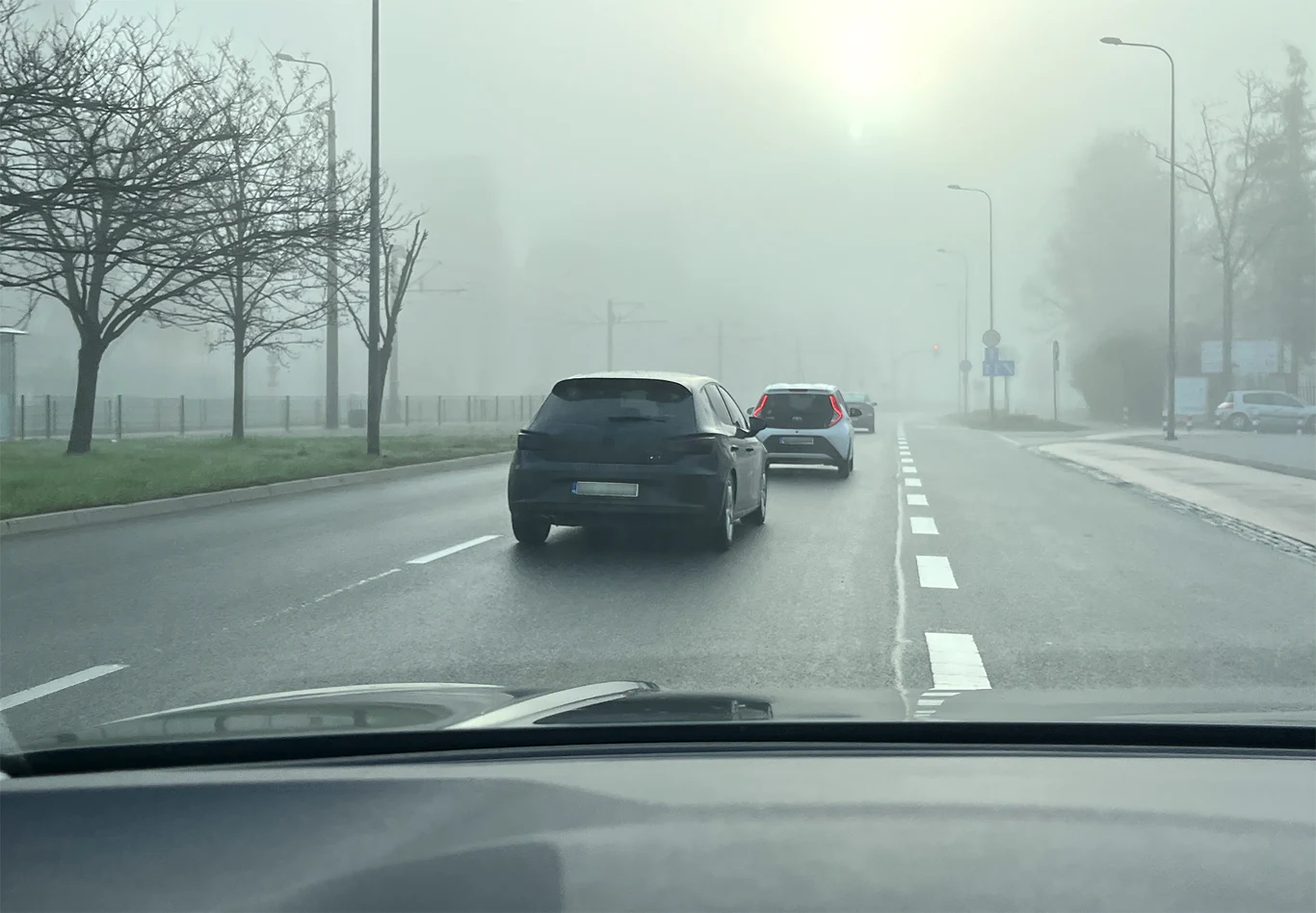 W tym przypadku kierowca nie tylko nie włączył odpowiednich świateł, ale dodatkowo okleił tylne klosze ciemną folią. Z daleka, w tych warunkach, takie auto jest w zasadzie niewidoczne 