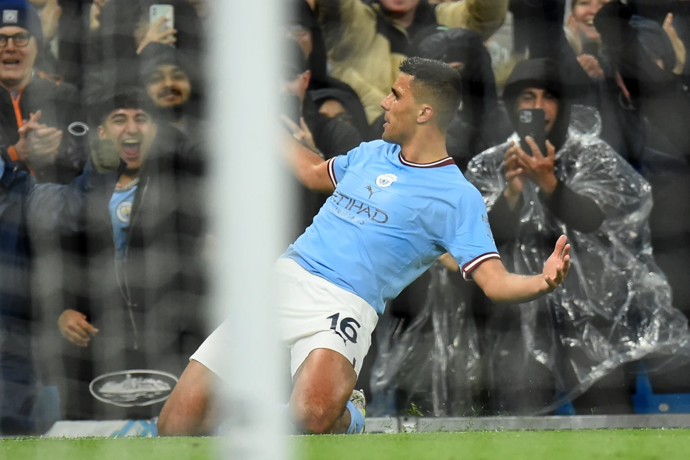 Rodri pięknym golem dał Manchesterowi City prowadzenie Rodri pięknym golem dał Manchesterowi City prowadzenie