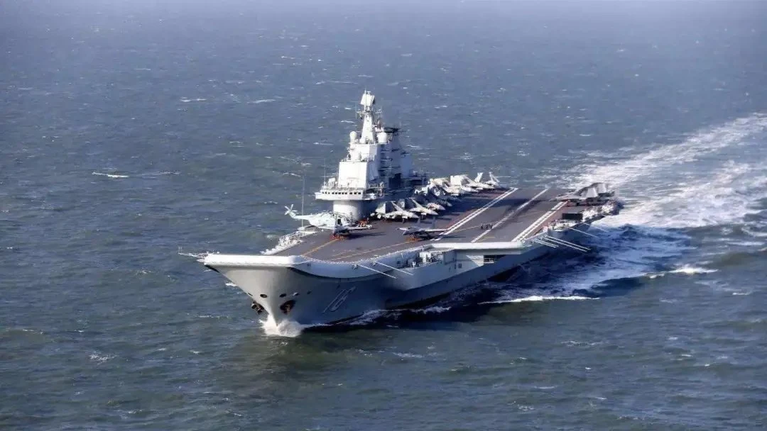 Shandong inaczej jest nazywany Type 002. To bliźniaczy lotniskowiec pierwszego modelu chińskiej marynarki, Liaoning. Jego konstrukcja miała stanowić pomoc w opracowaniu jego potężniejszego następcy nazwanego Fujian