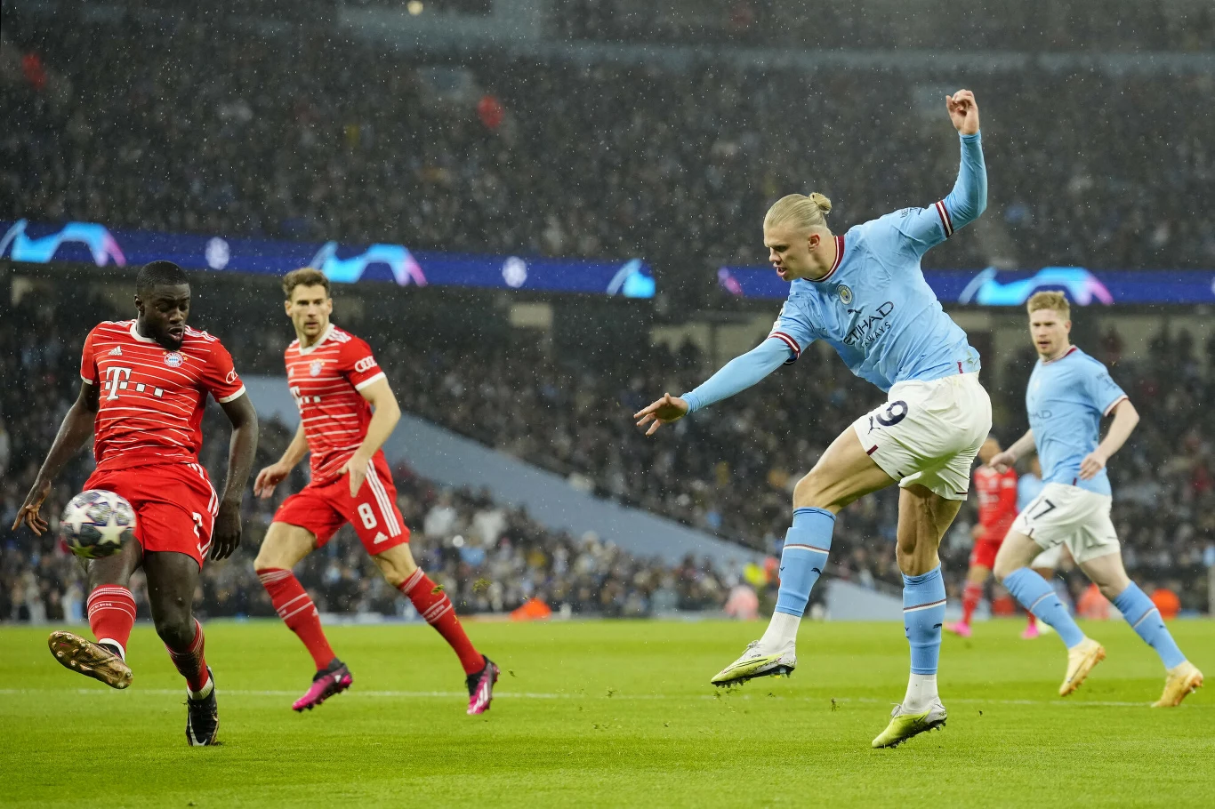 Erling Haaland i Manchester City w meczu z Bayernem Monachium Erling Haaland i Manchester City w meczu z Bayernem Monachium