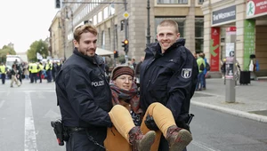 Aktywistka niesiona przez policjantów na jednym z protestów w Berlinie