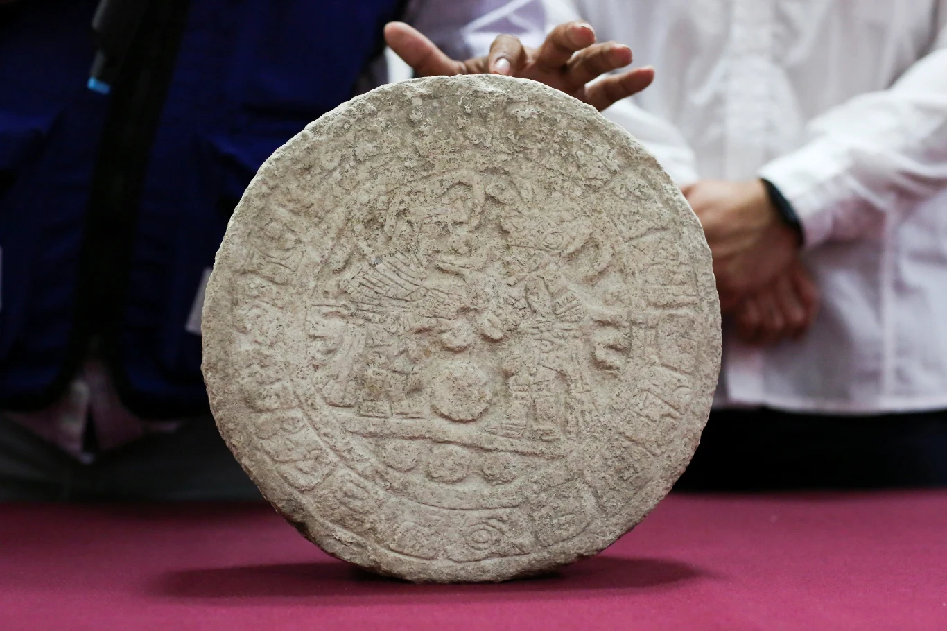 Bardzo dobrze zachowany artefakt z pismem hieroglificznym dającym się odczytać Bardzo dobrze zachowany artefakt z pismem hieroglificznym dającym się odczytać
