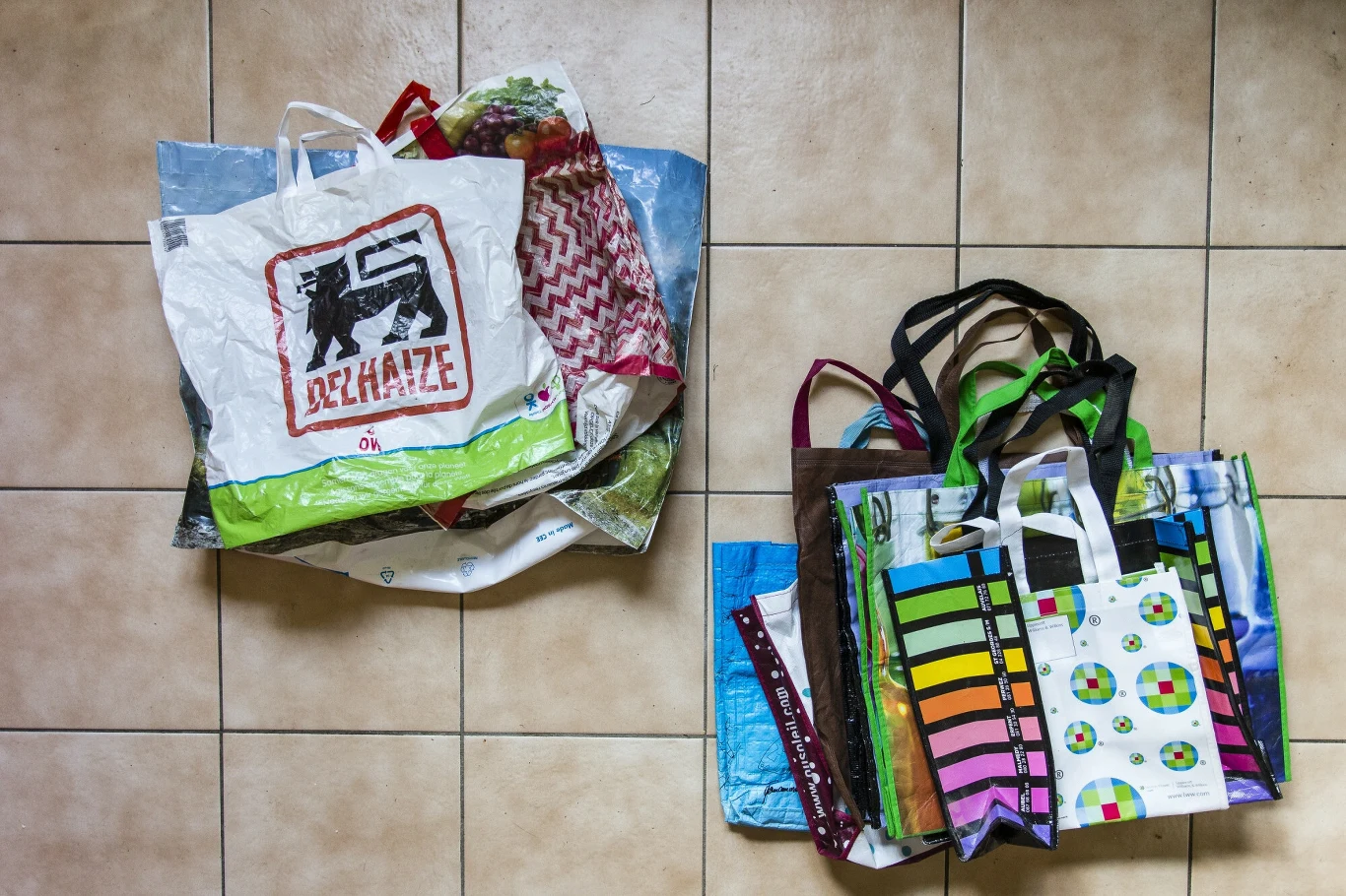 Torby po lewej muszą być użyte 5-10 razy, by były bardziej ekologiczne od zrywek. Z kolek torby po prawej, by osiągnąć ten sam cel, musi być użyta od 10-20 razy.