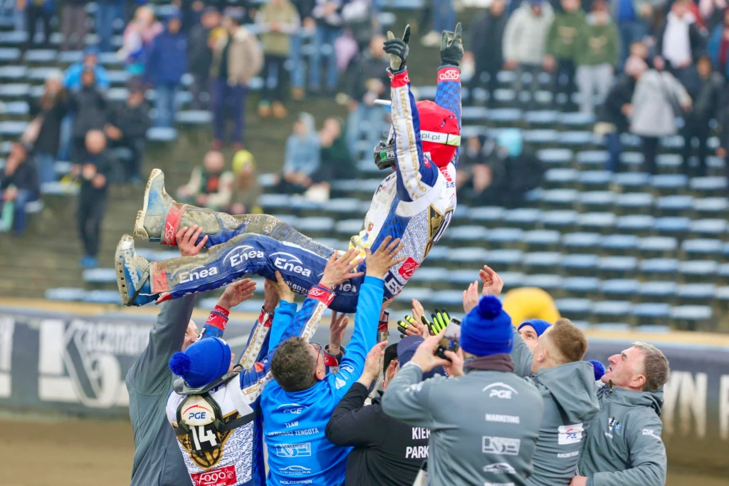 Grzegorz Zengota podrzucany przez kolegów