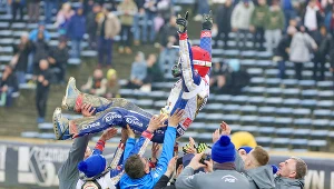 Grzegorz Zengota podrzucany przez kolegów