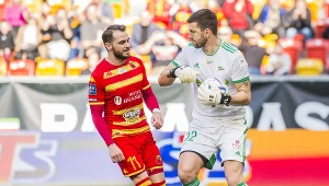 Dusan Kuciak z Lechii Gdańsk obronił rzut karny Jesusa Imaza z Jagiellonii Białystok