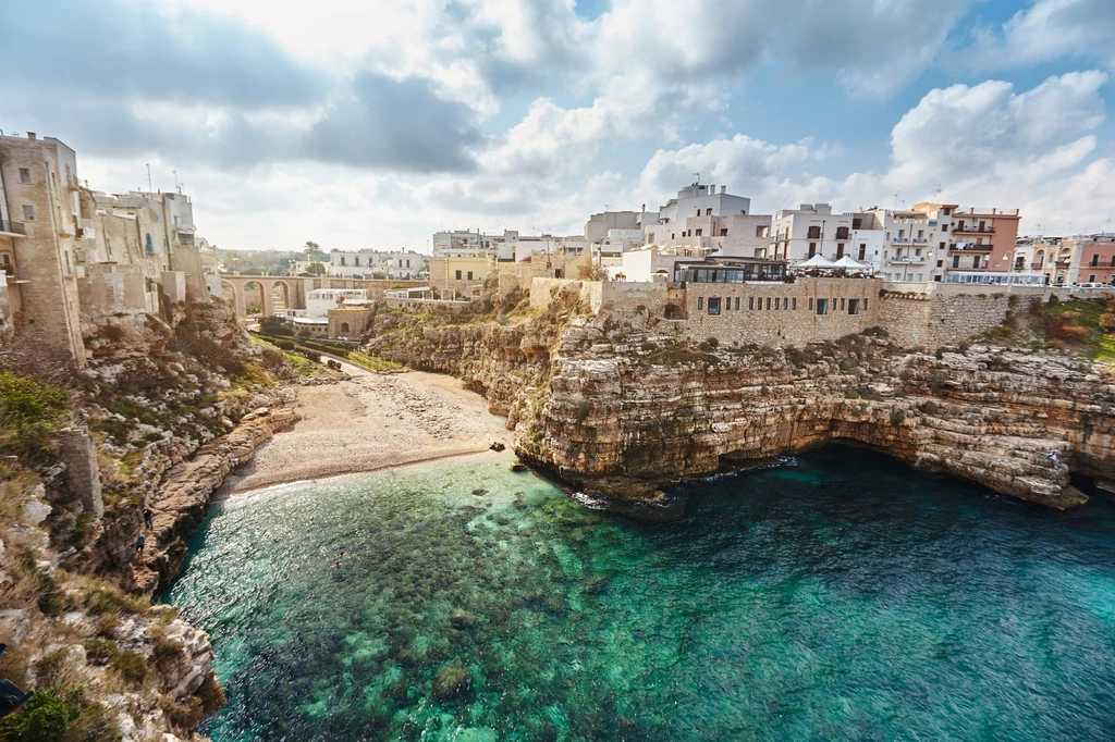 Polignano a Mare to przepiękne miasto wybudowane na klifie