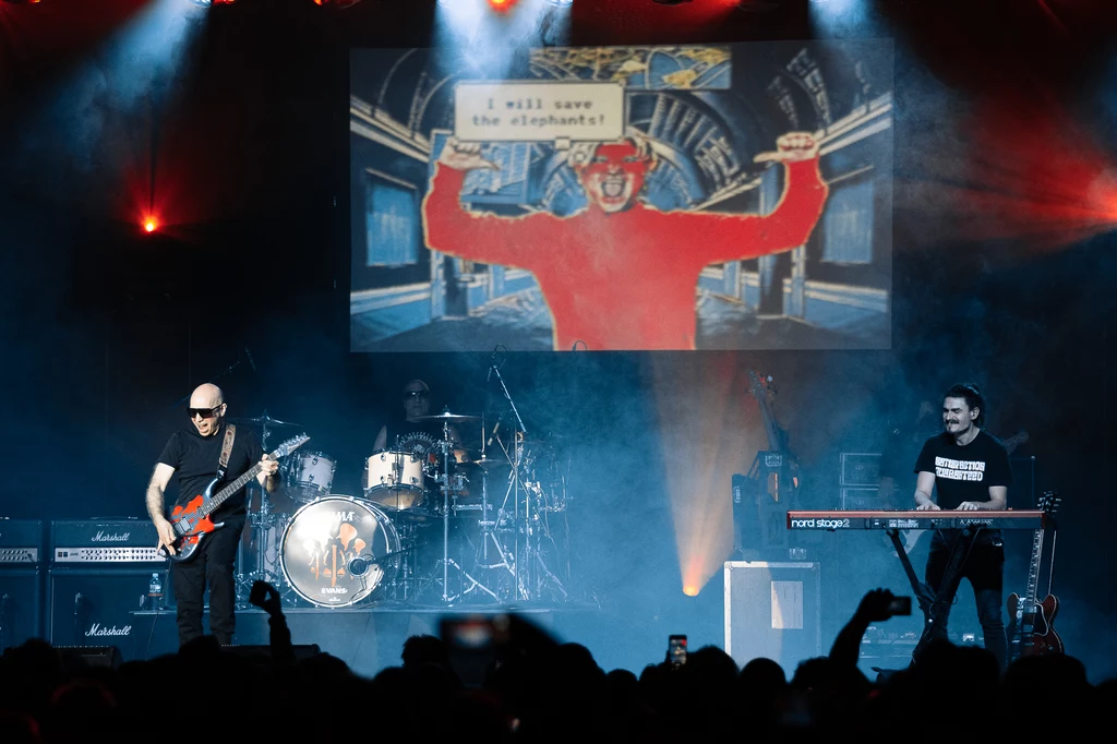 W skład zespołu koncertowego wchodzą także: perkusista Kenny Aronoff (John Fogerty), basista Bryan Beller (Aristocrats) i klawiszowiec Rai Thistlethwayte (Thirsty Merc). W skład zespołu koncertowego wchodzą także: perkusista Kenny Aronoff (John Fogerty), basista Bryan Beller (Aristocrats) i klawiszowiec Rai Thistlethwayte (Thirsty Merc).