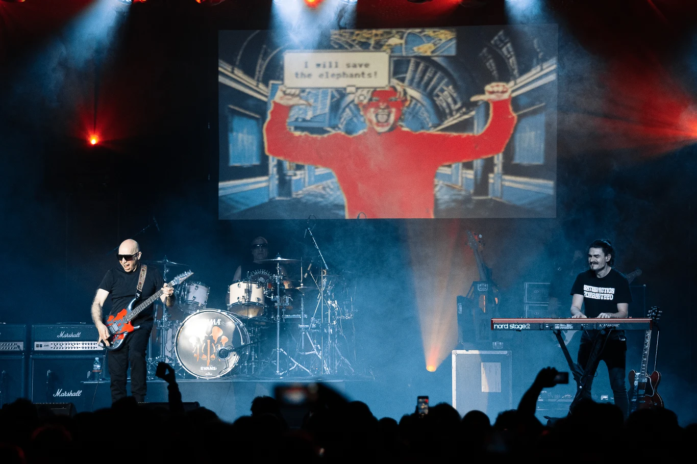 W skład zespołu koncertowego wchodzą także: perkusista Kenny Aronoff (John Fogerty), basista Bryan Beller (Aristocrats) i klawiszowiec Rai Thistlethwayte (Thirsty Merc).