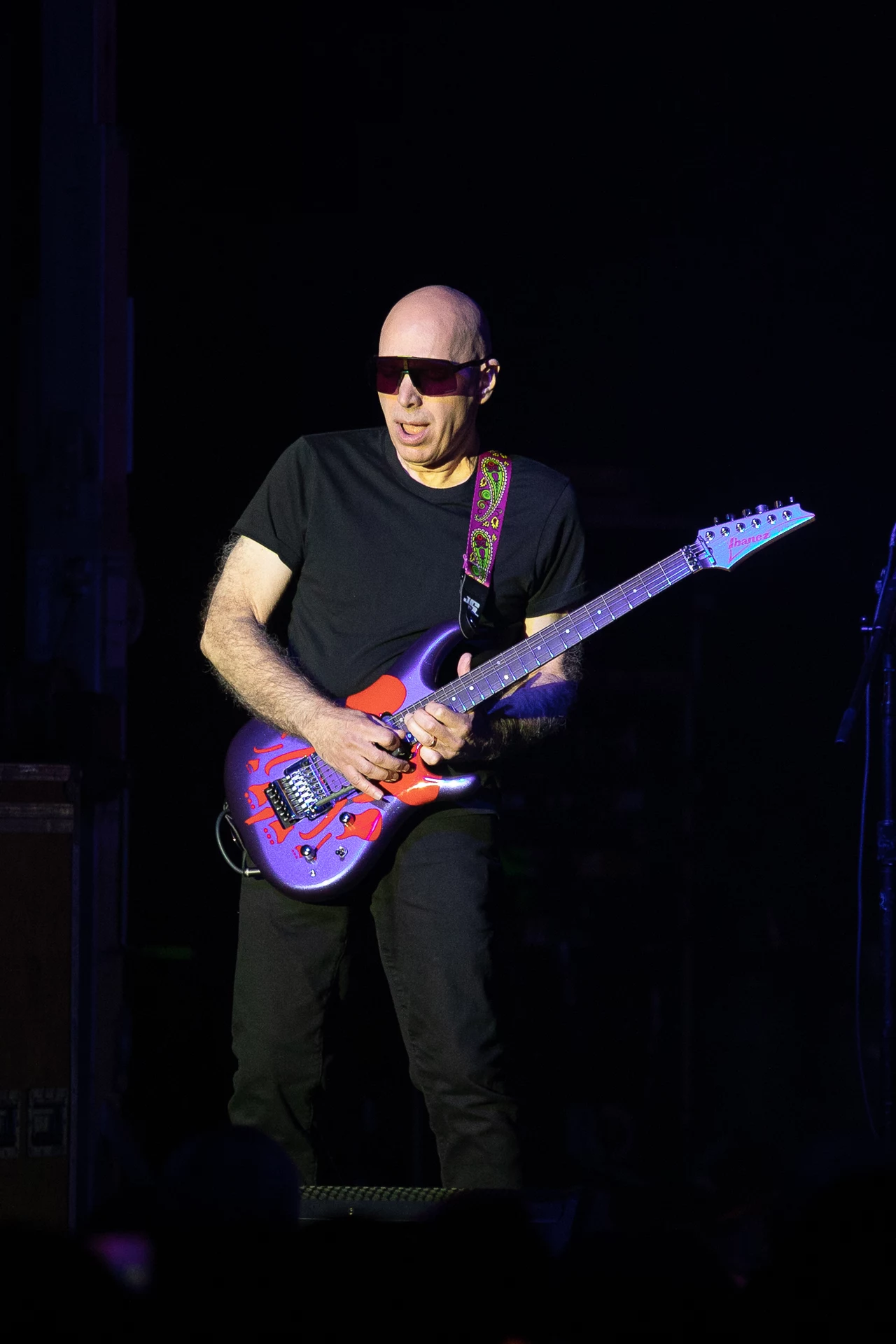 Joe Satriani to prawdziwy wirtuoz gitary, uważany za jednego z najważniejszych muzyków grających na tym instrumencie w historii muzyki rockowej. Prawdziwą legendą stał się w momencie wydania swojego przełomowego albumu "Surfing With The Alien" w 1987 roku. Joe Satriani to prawdziwy wirtuoz gitary, uważany za jednego z najważniejszych muzyków grających na tym instrumencie w historii muzyki rockowej. Prawdziwą legendą stał się w momencie wydania swojego przełomowego albumu "Surfing With The Alien" w 1987 roku.