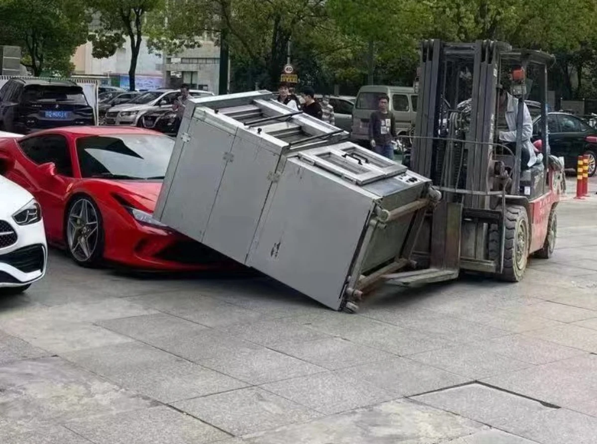 Upuścił piec do pizzy na Ferrari @AshinChina Twitter Upuścił piec do pizzy na Ferrari @AshinChina Twitter