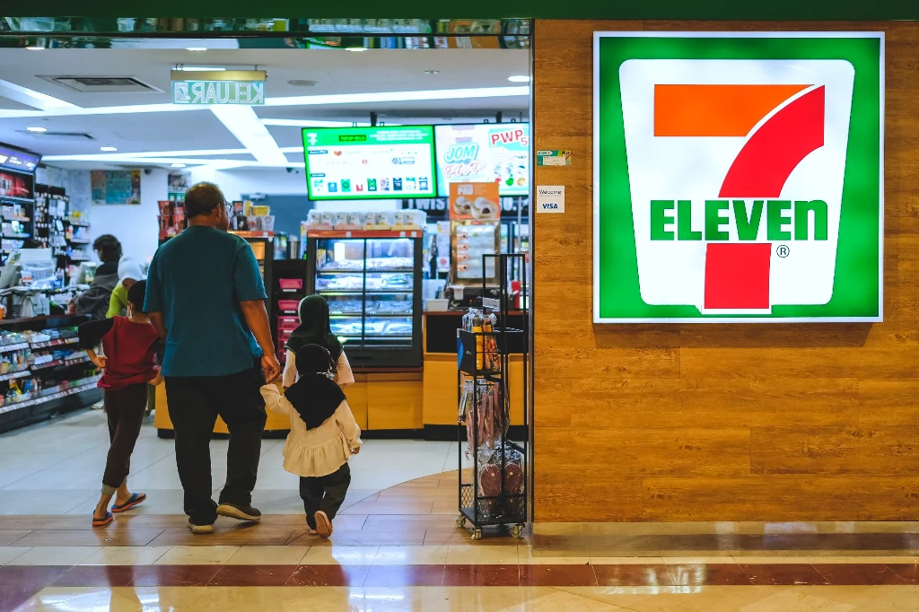 Sklep sieci 7-Eleven w Kuala Lumpur w Malezji. Czy tak niebawem będzie wyglądać też sieć sklepów Żabka?