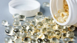 Nadmiar witaminy D objawia się m.in. bólami brzucha, nudnościami, suchością w ustach i częstym oddawaniem moczu