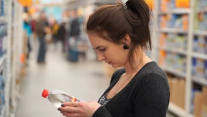 Z projektu do ustawy mającej wprowadzić w Polsce system kaucyjny wynika, że kaucja w wysokości 50 groszy będzie doliczana m.in. do jednorazowych butelek z plastiku do 3 litrów