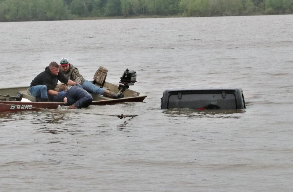 Auto w jeziorze, a w środku żywa osoba Fot. Marion County Sheriff Office