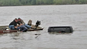 Auto w jeziorze, a w środku żywa osoba. Historia jak z filmów grozy