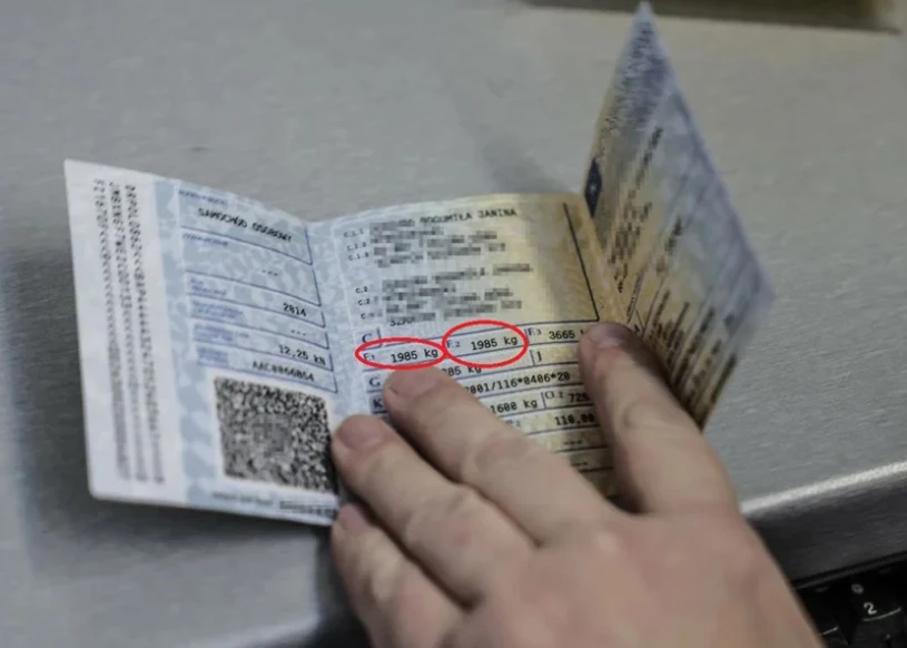 W polu F.1 znajdują się dane na temat maksymalnej masy całkowitej pojazdu, w F.2 - dopuszczalnej masy całkowitej pojazdu