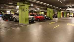 Parkingi wielopoziomowe mają określoną nośność, a te budowane dekady temu nie uwzględniały kilkukrotnego przyrostu masy samochodów