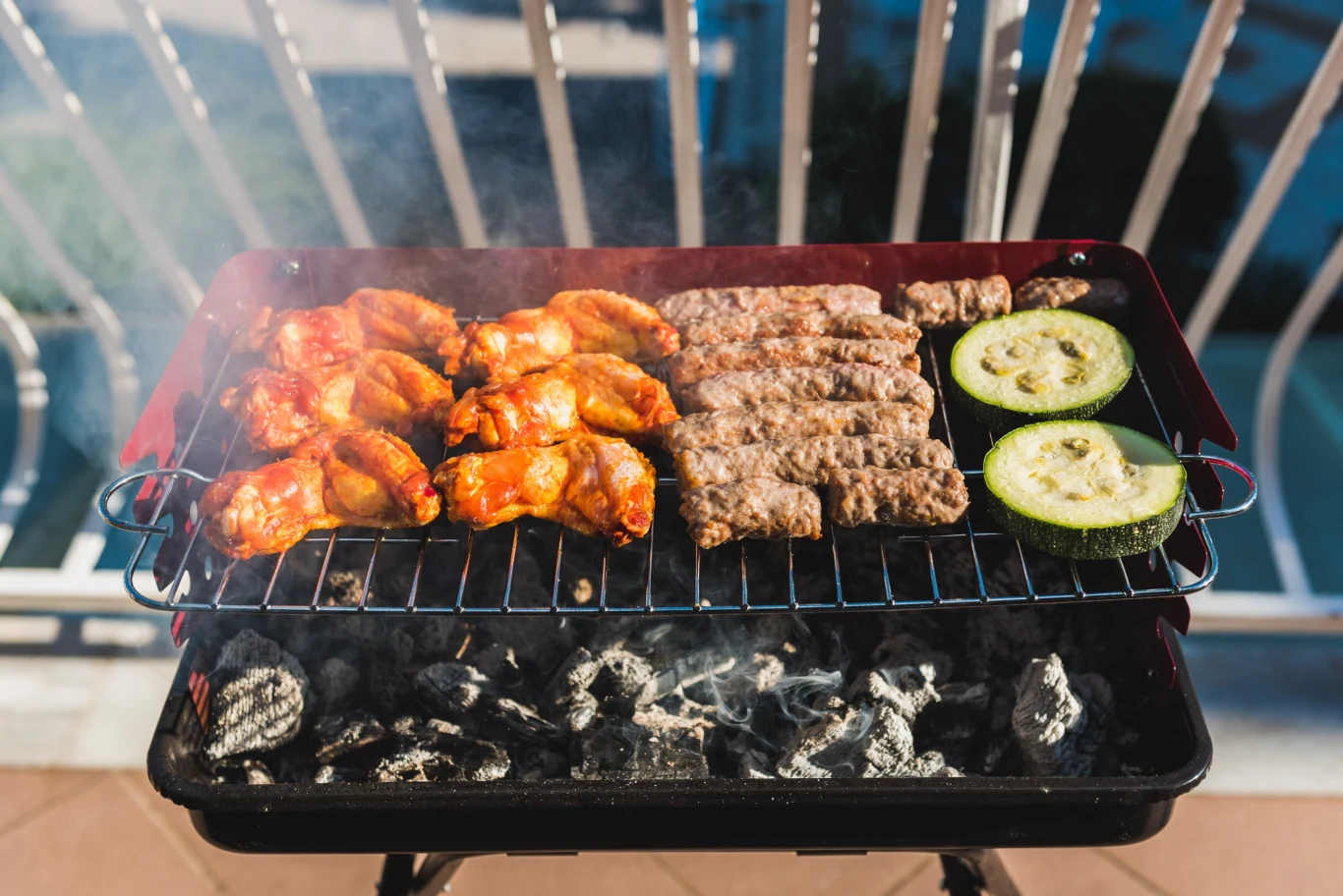 Niektórzy Polacy uważają, że można grillować na balkonie, a inni, że nie. Kto ma rację?